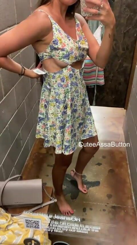 Couldn’t find an xsmall so I tried out a medium. Was too big. Was such a cute dress though.