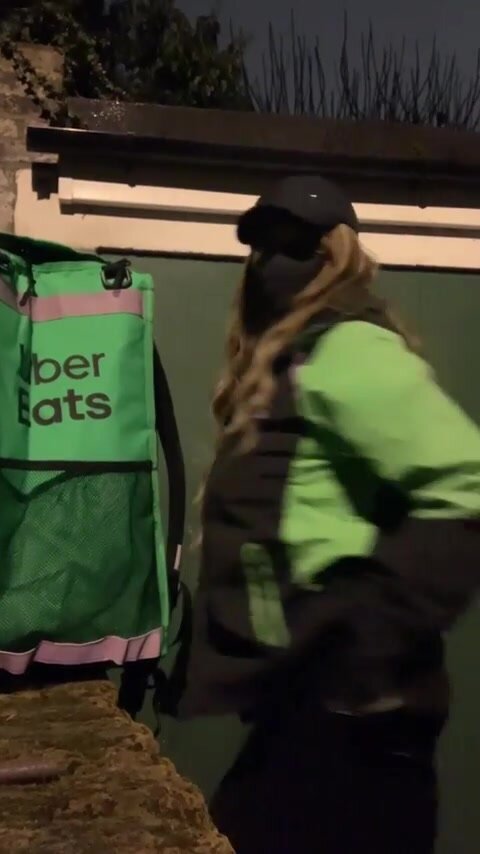 how much would you tip my ass cheeks ? do you wanna see me bent over allll the way