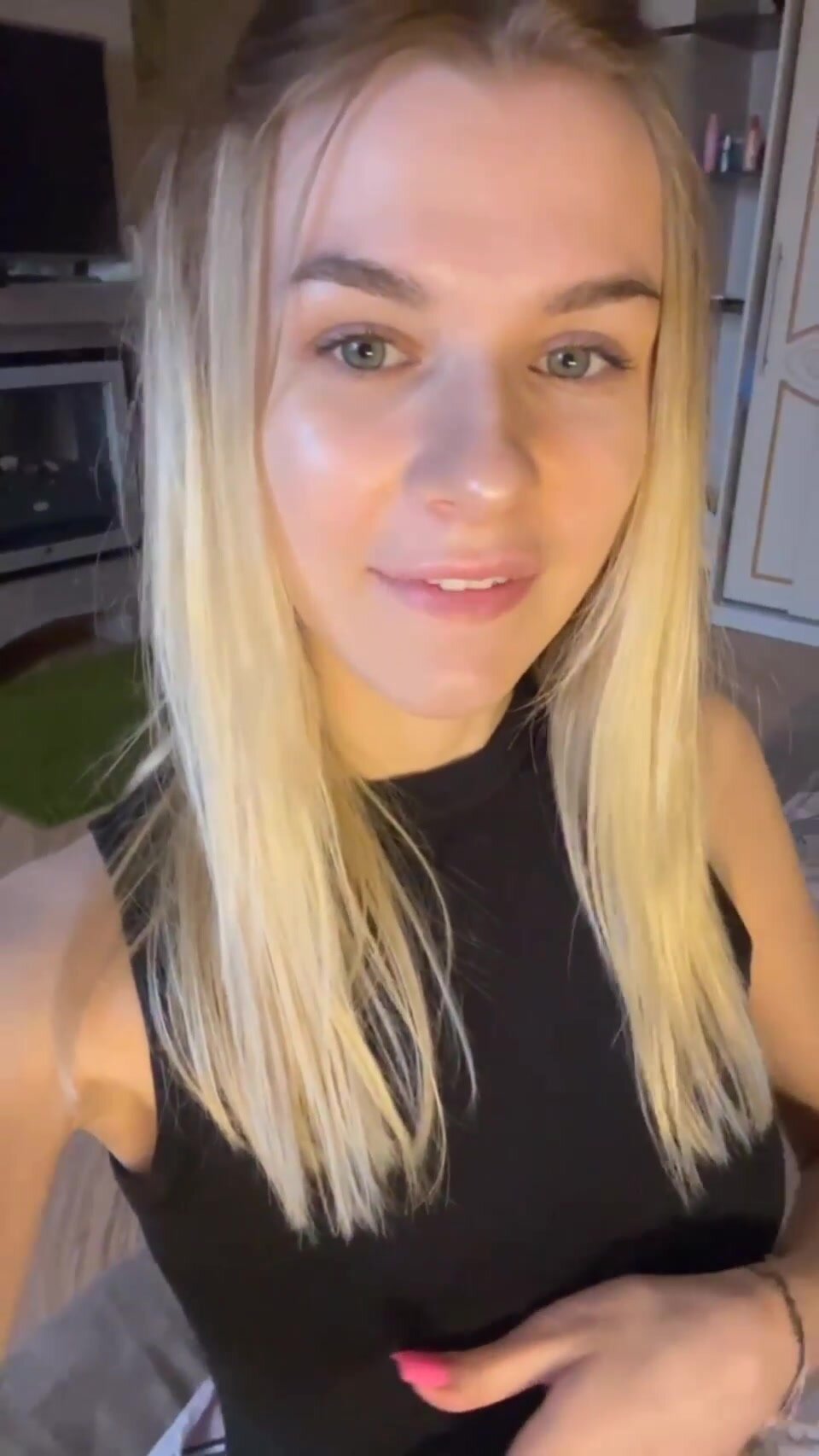 Describe my B boobs with one emoji