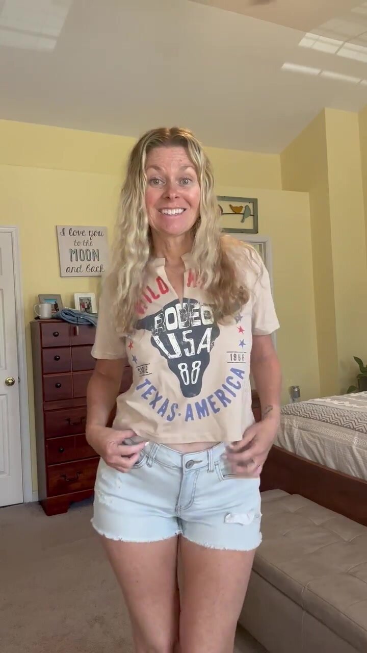 Do you like MILF’s who love to flash?