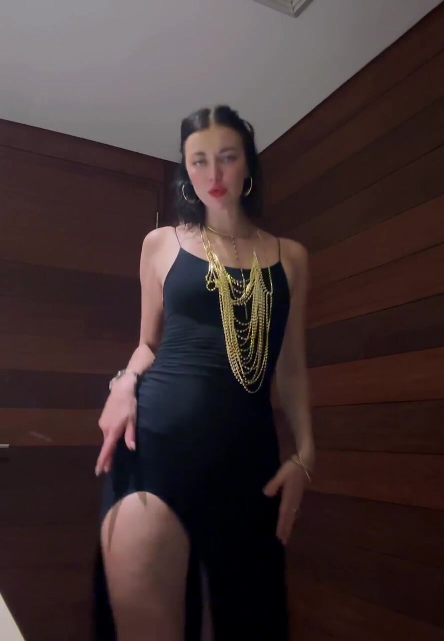 Oops I think I lift my skirt too much