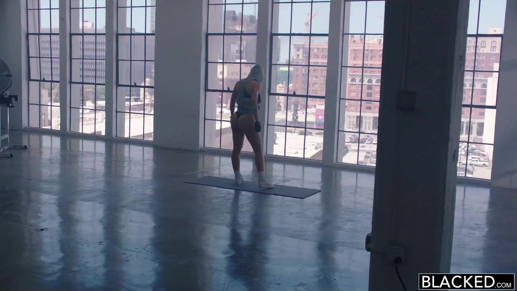 Anybody else love when the woman's body is shown off like this at the start of the video?