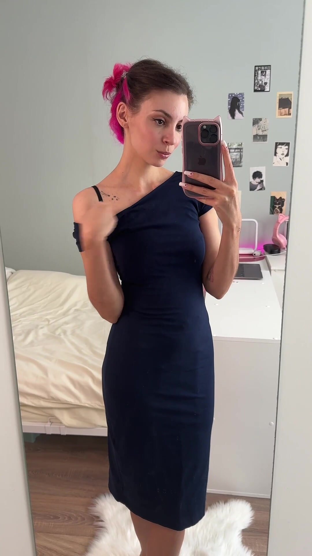 Feeling myself in this dress it hugs every curve just righ