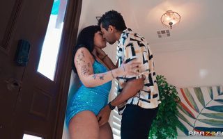 With a blue dress, Beca Barbie makes her entry into the life of a lucky man