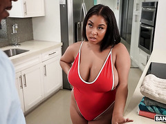 Juliana Dreams has her relaxing massage become rough pussy pleasure