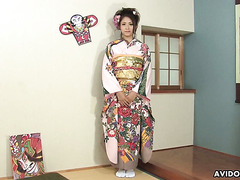 Прелестная японская гейша Иори Мизуки гладит свою мохнатку киску одна