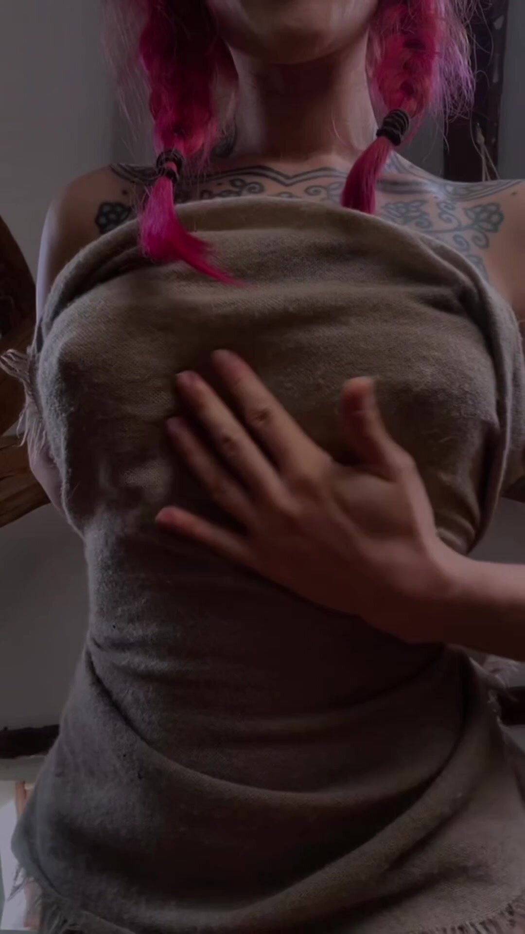 Little reveal, big goth tiddies ;3