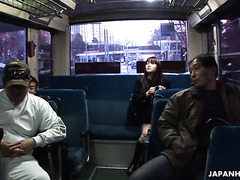 Застенчивая студентка Яой Йошино сосёт незнакомцам в автобусе