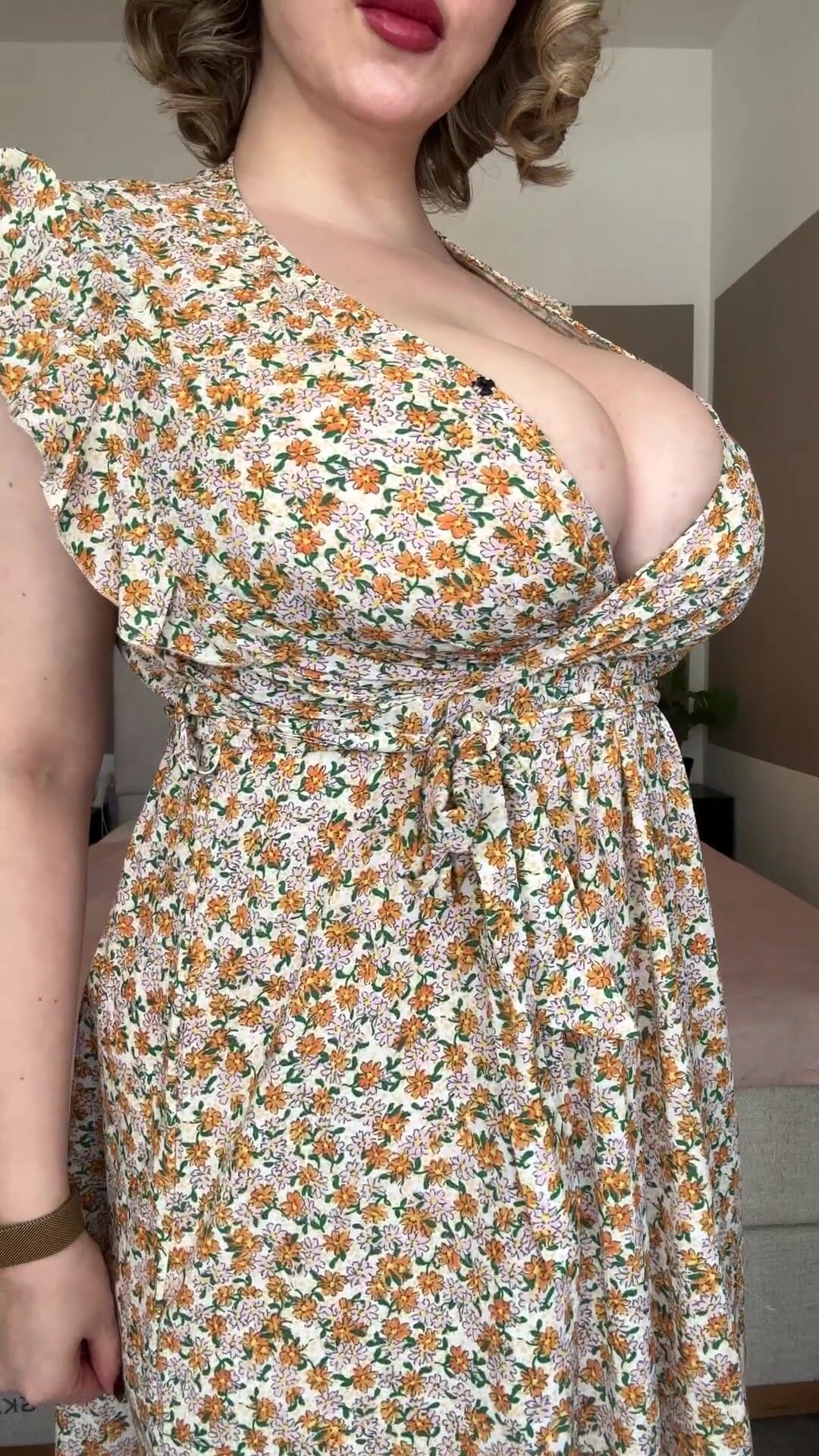 Reveal Sun's out, tits out ☀️