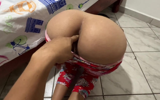 Asked latina girl to look for something under the bed, only to admire her big ass POV