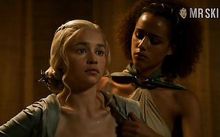 Emilia Clarke fully naked in bathtub scene from Game of Thrones