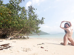 Русская нимфа Кэсси Райт трахается на диком пляже на Мальдивах