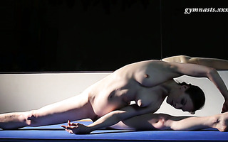 Masha Korjagina exposes seductive and flexible body in solo