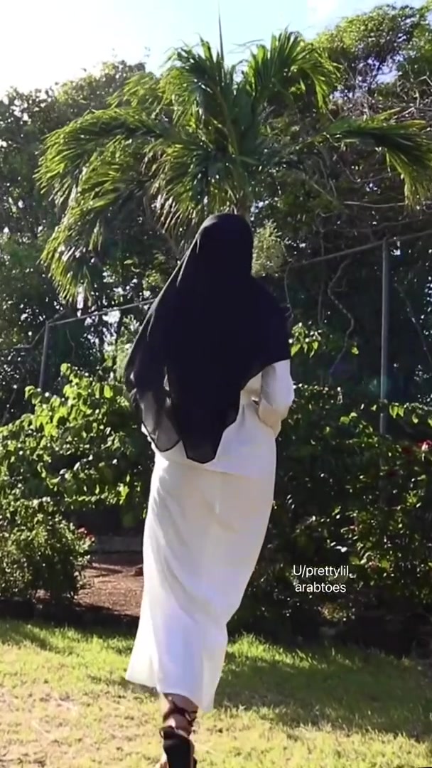 How my Muslim parents think I dress on holiday VS reality:)