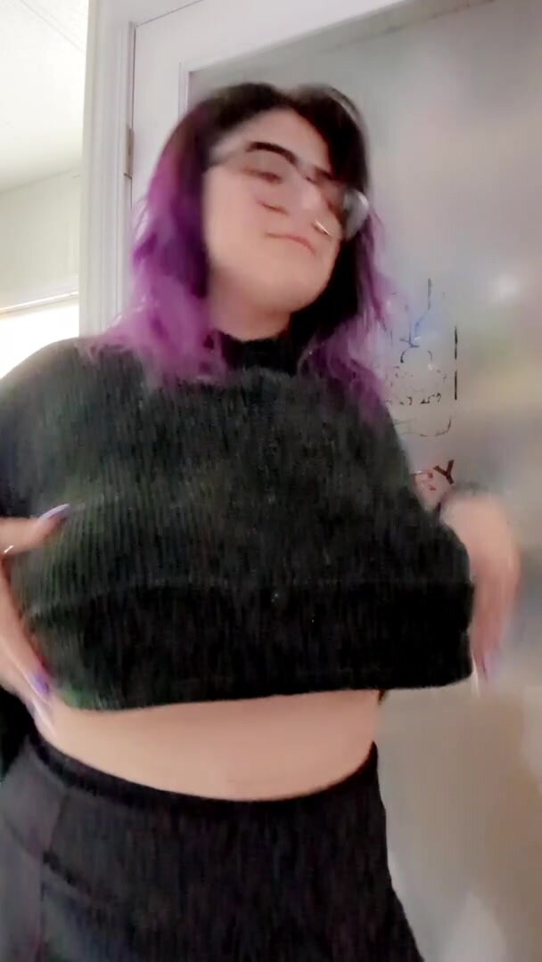 No makeup, no bra, no fucks given. ☺️