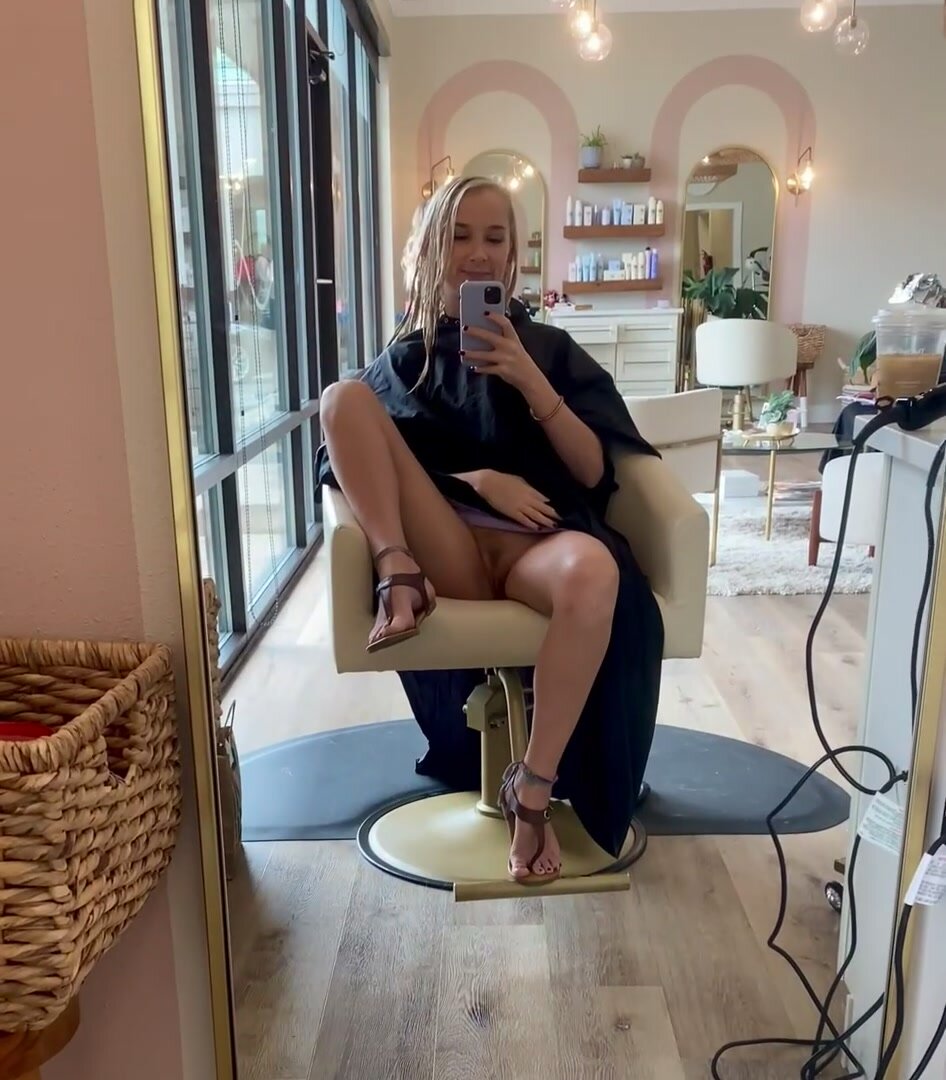 Flashing my pussy in the busy hair salon