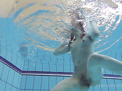 Худенькая евро нимфетка Роксолана плавает голышом в бассейне
