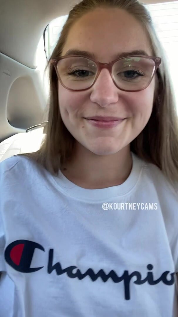 Flashing my pussy in the back of my Uber, hoping I get caught