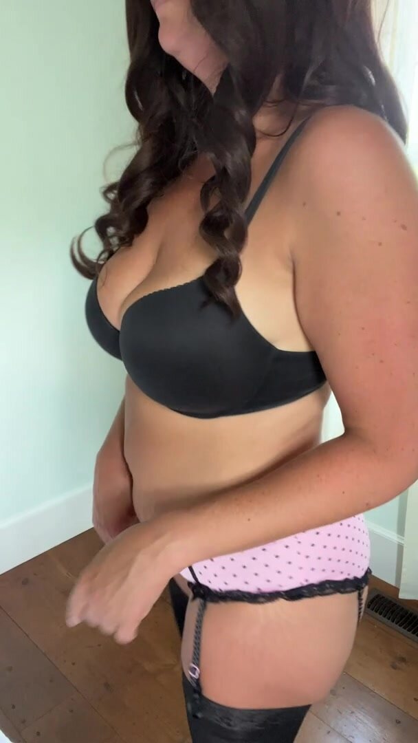 MILF wants her desire to bu fulfill! Like lots of filling to do!