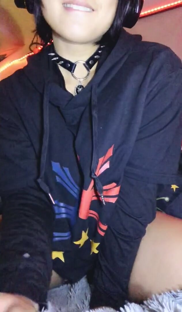 Any ladies here fancy a 5ft 1 goth Filipina girl?