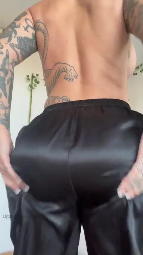 Tattooed pawg tastes better