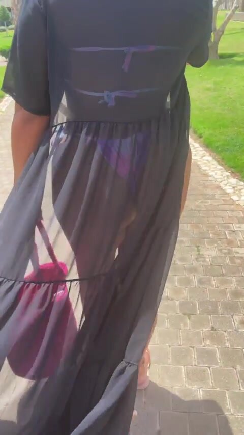 Do we enjoy a thick ass mom walk ?